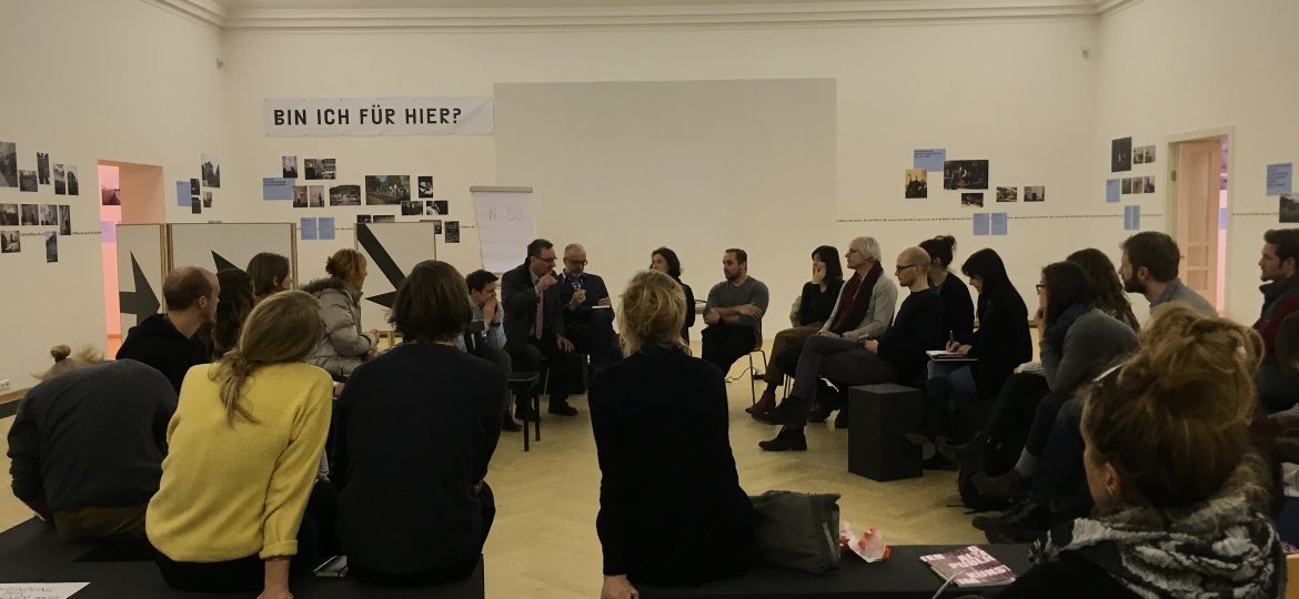 Podiumsdiskussion über die Entwicklung des Lendhafens im Rahmen der Ausstellung Auf die Plätze/Na mesta im Künstlerhaus Klagenfurt