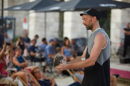 Austria / Kärnten / Klagenfurt / Lendhauer /   Finissage der Lendart "Bündelung" - Performance von Markus Liszt, Musik von Manjana, Jana Thomaschuetz und Manfred Plessl, featuring Richard Klammer und Pertram Knappitsch