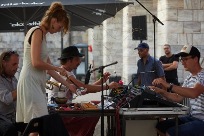 Austria / Kärnten / Klagenfurt / Lendhauer /   Finissage der Lendart "Bündelung" - Performance von Markus Liszt, Musik von Manjana, Jana Thomaschuetz und Manfred Plessl, featuring Richard Klammer und Pertram Knappitsch