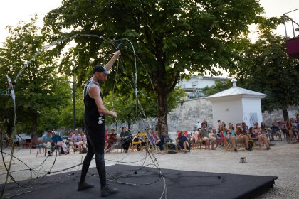 Austria / Kärnten / Klagenfurt / Lendhauer /   Finissage der Lendart "Bündelung" - Performance von Markus Liszt, Musik von Manjana, Jana Thomaschuetz und Manfred Plessl, featuring Richard Klammer und Pertram Knappitsch