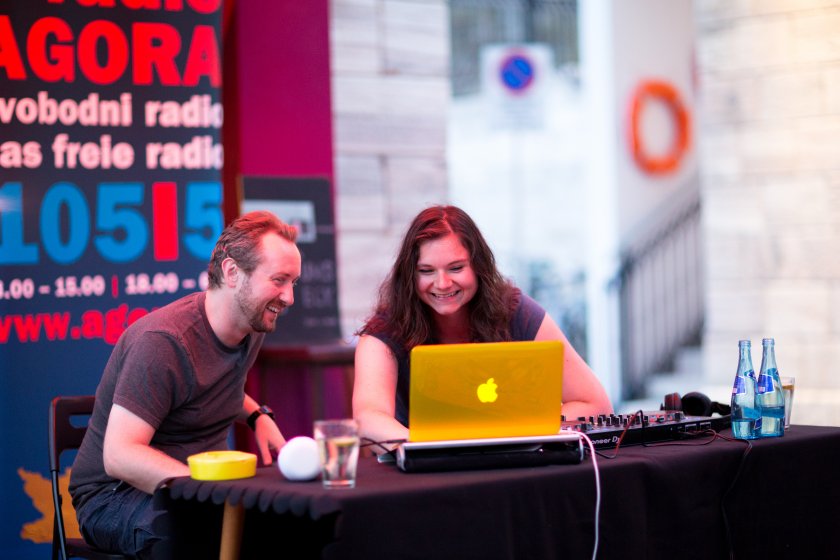 DJ Andyage und Frau Doktor Sarah von Radio AGORA 105,5 legen im Lendhafen auf