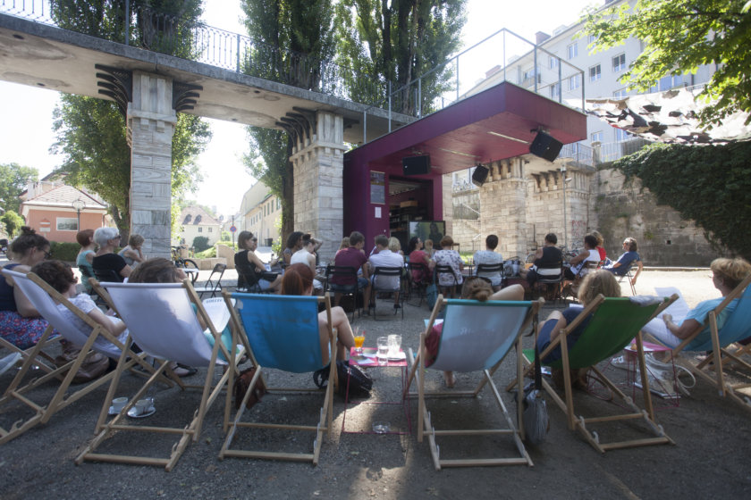 Der malerische Lendhafen ist DER Ort für zeitgenös- sische Kunst im öffentlichen Raum in Klagenfurt. Nur wenige Schritte vom ORF-Theater entfernt bietet er, während der 39. Tage der deutschsprachigen Literatur, auch heuer wieder die Möglichkeit, die Lesungen und Jury-Diskussionen unter freiem Himmel via 3Sat live zu erleben und dabei ganz entspannt Kaffee zu trinken. Am Abend lockt dann das bewährt entspannte Abend- programm mit DJane Commander Venus, Tex Rubino- witz, Maik Novotny und vielem mehr. www.3Sat.de